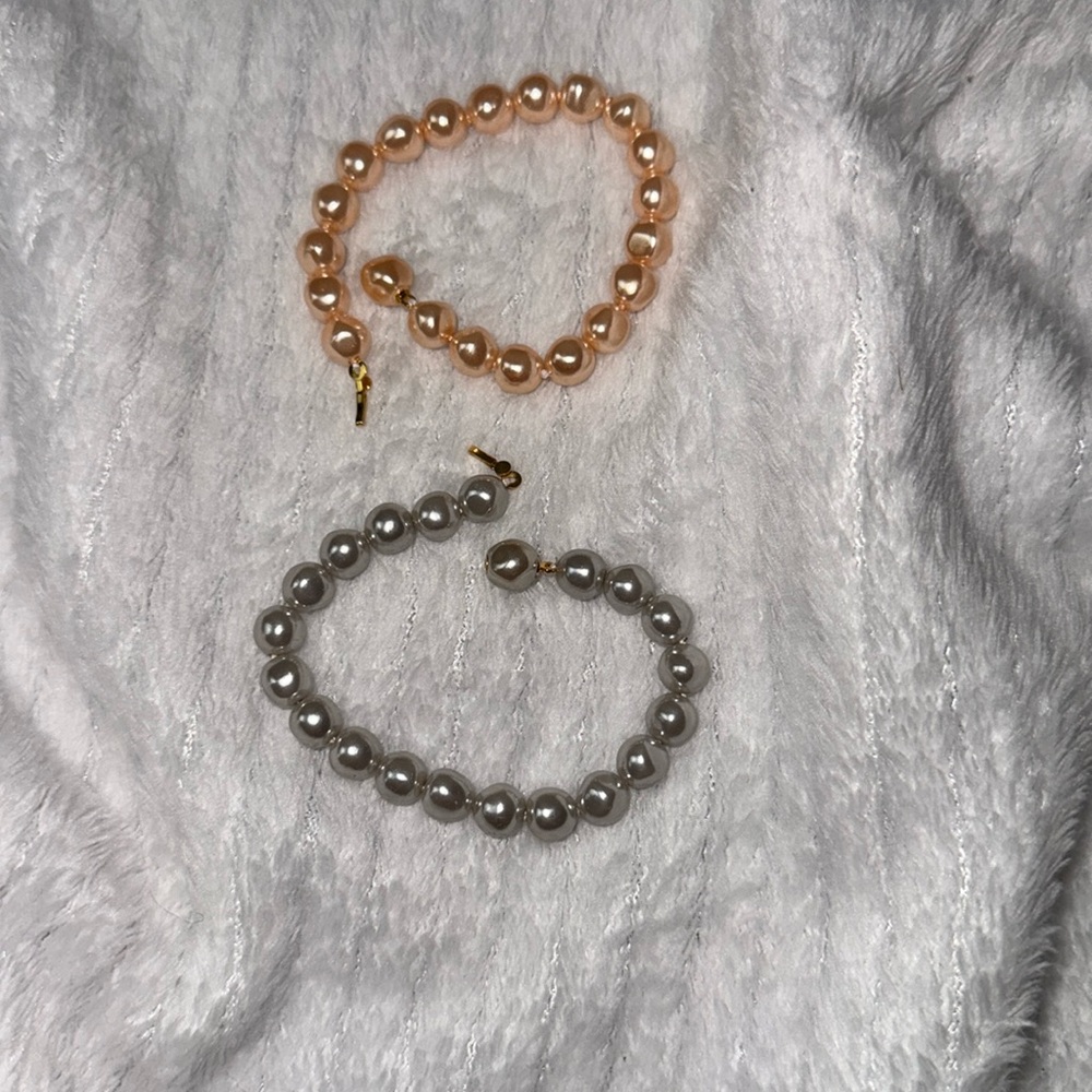 This is a vintage 1989 Avon versatile elegance faux pearl bracelet. Small gray.